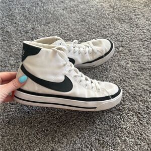 WOMEN'S NIKE COURT LEGACY MID CANVAS SNEAKERS